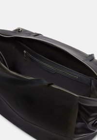 Schwarze Lederhandtasche mit Reißverschluss, geräumigem Innenraum und einer inneren Reißverschlusstasche. Glatte Textur mit minimalem Hardwareeinsatz und sanften Kanten.