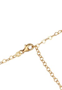 Girocolli in tonalità oro con collegamenti a forma di cuore, dotati di un moschettone. La catena ha una texture liscia ed è delicata nel design.
