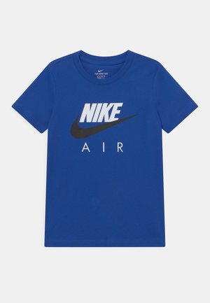 Blå Nike Air T-shirt med korte ærmer med hvid "NIKE" tekst og sort swoosh-logo centreret foran.