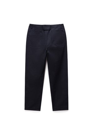 Pantalones azul marino hechos de una tela de textura suave; cuentan con un diseño de pierna recta, dos bolsillos traseros y una etiqueta en la cintura.
