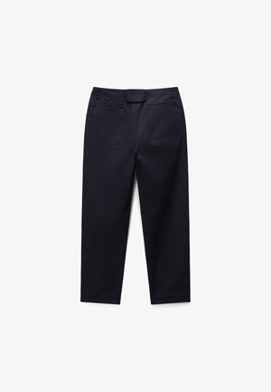 Pantalones azul marino hechos de una tela de textura suave; cuentan con un diseño de pierna recta, dos bolsillos traseros y una etiqueta en la cintura.