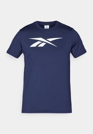 T-shirt azul-marinho feito de tecido suave, apresentando um grande logótipo branco no peito, gola redonda e mangas curtas.