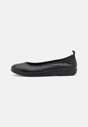 Ballerine nere con tomaia in pelle liscia, punta arrotondata, soletta imbottita e suola in gomma flessibile; presenta un piccolo passante sul retro.
