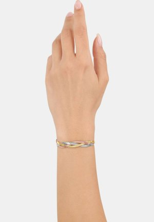 Bracciale intrecciato composto da fili di metallo argentati, dorati e rosa. Texture liscia con un design intrecciato, indossato su una mano.