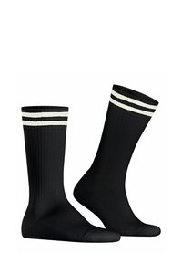 Czarne skarpetki o prążkowanej strukturze z dwoma białymi paskami na górze. Projekt zawiera zaokrąglony czubek i wzmocnioną piętę.