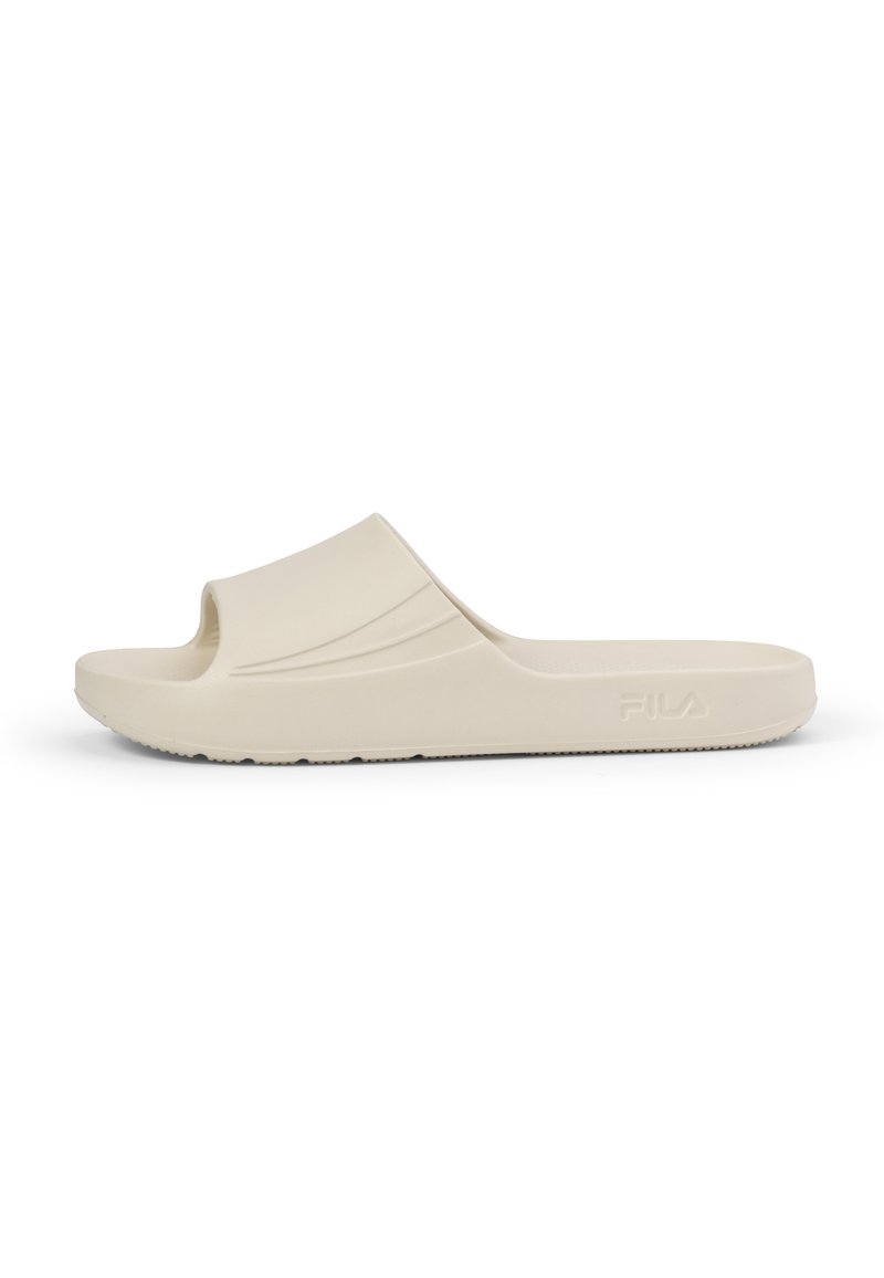 Lys beige slide sandal lavet af glat plastik med åben tå, let hævede kanter og en tekstureret ydersål. Fila-logo på siden.