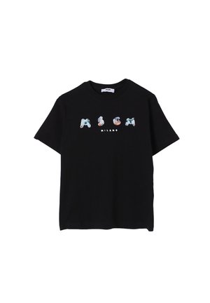 Maglietta nera a maniche corte con lettere astratte multicolori che formano la scritta "MSGM" e piccolo testo bianco "MILANO" sotto.