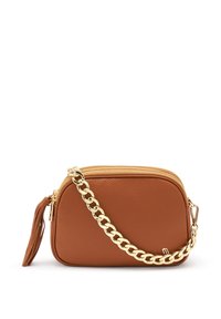 Borsa a tracolla in pelle marrone con una tracolla in catena dorata, chiusura a doppio zip e finitura texture. Presenta una nappina sul lato.