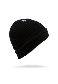 Zwarte gebreide beanie met omslagrand en klein wit geometrisch logo bovenop, geïsoleerd op een witte achtergrond.