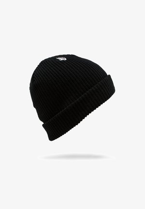 Zwarte gebreide beanie met omslagrand en klein wit geometrisch logo bovenop, geïsoleerd op een witte achtergrond.