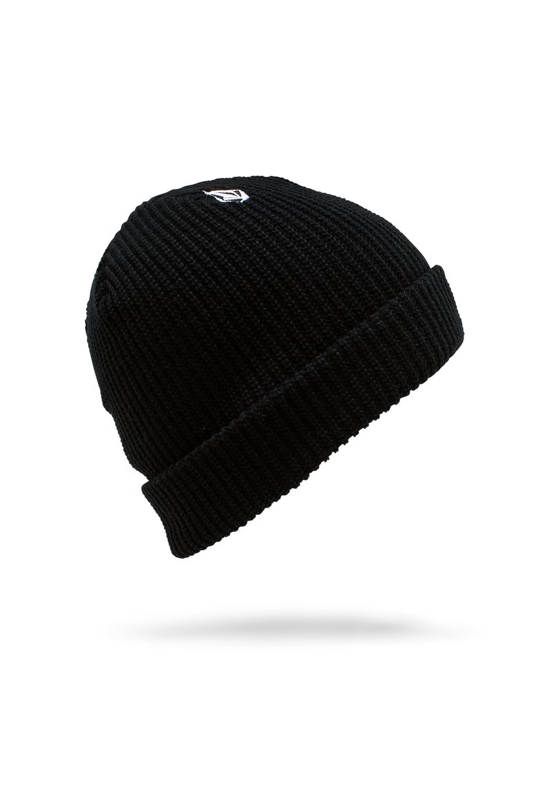 Zwarte gebreide beanie met omslagrand en klein wit geometrisch logo bovenop, geïsoleerd op een witte achtergrond.