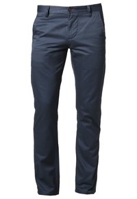Pantalon homme slim bleu marine avec bouton à l'avant, fermeture éclair, passants de ceinture et poches latérales sur fond blanc.