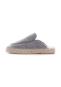 Zapatilla gris de felpa con puntera redondeada, suela de cuerda de yute y detalles cosidos a lo largo del borde superior. Diseño plano adecuado para uso en interiores.