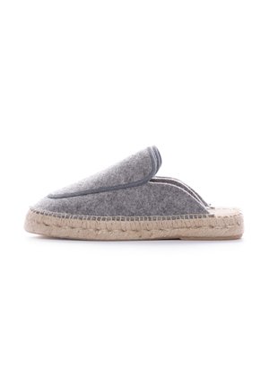 Pantofole grigie in feltro con punta rotonda, suola in corda di juta e dettagli cuciti lungo il bordo superiore. Design piatto adatto per l'uso domestico.