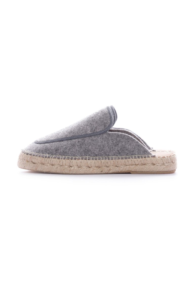 Zapatilla gris de felpa con puntera redondeada, suela de cuerda de yute y detalles cosidos a lo largo del borde superior. Diseño plano adecuado para uso en interiores.