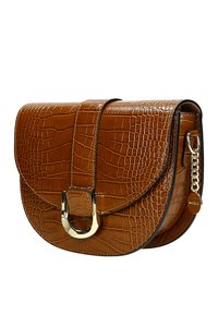 Bruine handtas met krokodillenprint en een gebogen klep, gouden metalen accenten en een afneembare ketting. Gladde textuur, gestructureerde vorm.