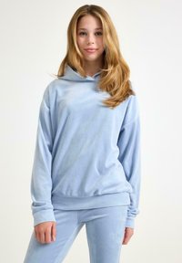 Jasnoniebieska bluza z kapturem wykonana z miękkiego, aksamitnego materiału, o luźnym kroju, z długimi rękawami i przestronnym kapturem. W połączeniu z pasującymi spodniami.