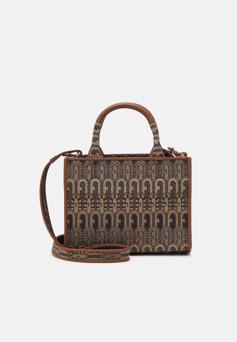 Sac à main marron à motif avec une forme structurée, présentant un tressage détaillé, une fermeture éclair, et deux anses avec une bandoulière réglable.