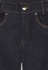 Jeans in denim blu scuro con un classico design a cinque tasche, chiusura con bottone in ottone e cuciture a contrasto sulle cuciture.