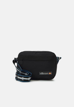 Zwarte stoffen crossbodytas met een rechthoekige vorm, ritssluiting en verstelbare band met blauwe accenten en logo-patch.