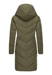 Cappotto imbottito verde oliva con cappuccio, caratterizzato da un design a spina di pesce, maniche lunghe e una linea dritta che termina a metà coscia.