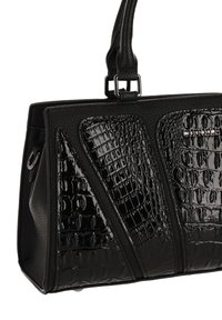Fekete kézitáska texturált bőrből, fényes krokodilmintás panelekkel. Két cipzár díszíti, és tartós felső fogantyúval rendelkezik.