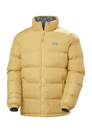 Chaqueta acolchada amarilla con un alto cuello, diseño acolchado, cremallera frontal y puños elásticos. Presenta el logo de Helly Hansen en gris.