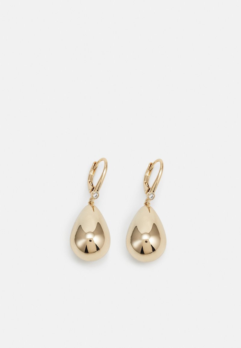 Boucles d'oreilles pendantes en forme de goutte en ton or, avec des fermoirs à levier et de petites pierres précieuses claires au sommet de chaque goutte.