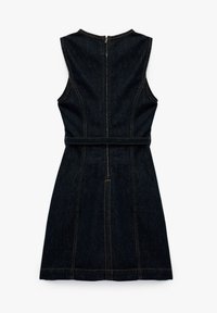 Robe en denim foncé avec un design sans manches, un col haut et une fermeture éclair dissimulée dans le dos. Présente des coutures orange contrastantes et des détails de panneaux.