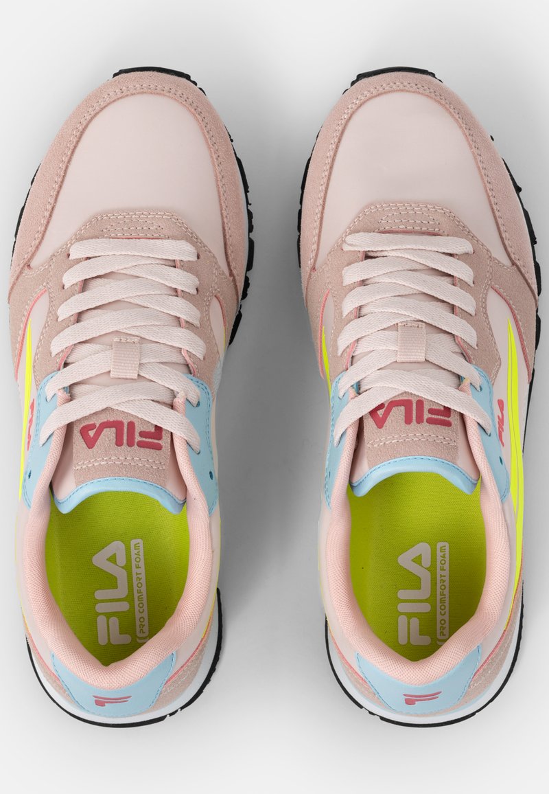 Baskets roses claires en suède et matériaux synthétiques, avec des accents bleus, des rayures jaunes et une semelle en caoutchouc noir. Logo affiché à l'intérieur.