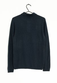 Navyblauer Langarmpullover mit Kragen, der eine weiche Textur und ein einfarbiges Design zeigt. Hängt an einem schwarzen Haken vor einem weißen Hintergrund.