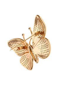 Broșă din aur în formă de fluture cu aripi perforate. Dispune de un sistem de prindere cu ac și accente strălucitoare, evidențiind detaliile intricate și textura.