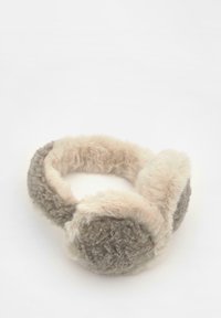 Fuskpälsöronmuffar i grå och beige toner med en mjuk, plyschliknande textur. Rundade örondelar sammanlänkade med ett brett, vadderat band.