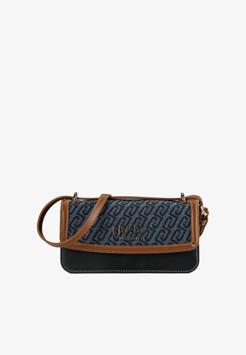 Borsa a tracolla in pelle marrone con una sezione in tessuto fantasia blu navy, decorata con un logo metallico e dettagli di cuciture a contrasto.