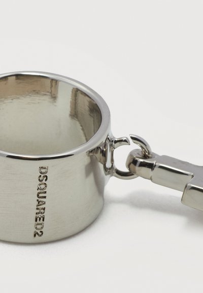 Porte-clés anneau en métal argenté brillant avec l'inscription "DSQUARED2", fixé à un mousqueton sur fond blanc.