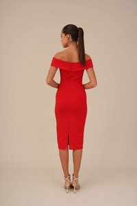 Abito midi rosso off-the-shoulder con silhouette aderente, zip sul retro, orlo spacco e texture liscia. Modella che indossa tacchi con cinturino.