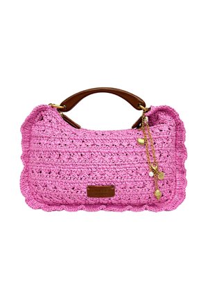 Borsa intrecciata rosa con bordi smerlati, manico in pelle marrone e ciondoli a catena dorata con dettagli di conchiglia e perla.