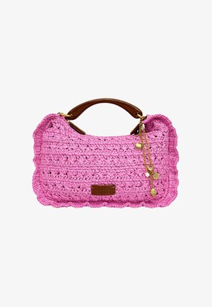 Borsa intrecciata rosa con bordi smerlati, manico in pelle marrone e ciondoli a catena dorata con dettagli di conchiglia e perla.