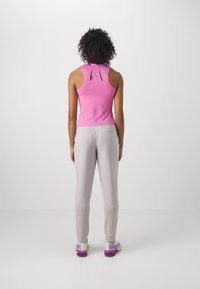 Nike Performance ADVANTAGE TANK - Viršus - playful pink
