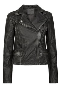 Giubbotto in pelle nera da motociclista con design trapuntato sulle spalle, chiusura con zip asimmetrica e due tasche frontali con zip.
