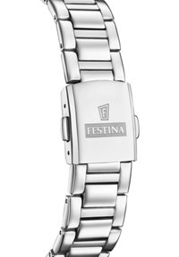 Reloj de metal plateado con un acabado pulido, que presenta un cierre rectangular grabado con "FESTINA" y un diseño de brazalete enlazado.