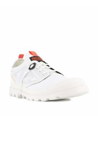Weißer Sneaker mit Mesh-Obermaterial, schwarzen Akzenten und orangefarbener Zuglasche. Mit strukturiertem Sohlen- und Schnürsystem für sicheren Halt.