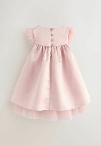 Rosa Satin-Kleid mit kurzen Rüscheärmeln, Knopfverschluss hinten und einem ausgestellten Rock mit einem Tüllunterrock für zusätzliches Volumen.