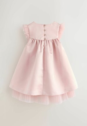 Rosa Satin-Kleid mit kurzen Rüscheärmeln, Knopfverschluss hinten und einem ausgestellten Rock mit einem Tüllunterrock für zusätzliches Volumen.