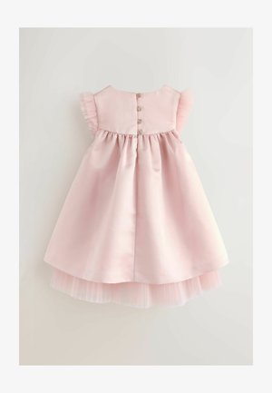 Rochie roz din satin cu mâneci scurte volanate, închidere la spate cu nasturi și fustă evazată cu un strat de tul pentru un plus de volum.