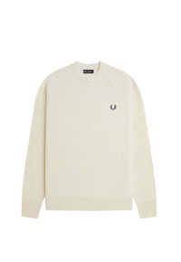 Maglione a coste color crema con maniche lunghe e polsini a coste. Presenta un piccolo logo ricamato sul petto a sinistra. Design casual.