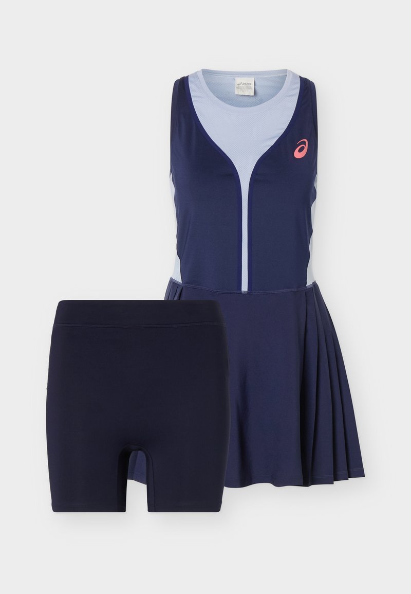 Marineblaues ärmelloses Tennis-Kleid mit hellblauem Mesh-Einsatz und pinkem Logo, kombiniert mit passenden marineblauen enganliegenden Shorts.