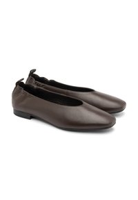 Braune Leder-Balletschuhe mit einem elastischen Einstieg, runden Zehen und einem niedrigen schwarzen Absatz. Glatte Textur mit minimaler Verzierung.