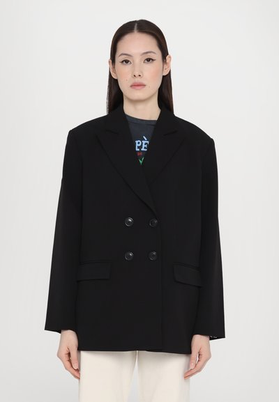 Černý dvouřadý blazer s velkými knoflíky, klopami a bočními kapsami, s výrazně strukturovaným designem a hladkou texturou.