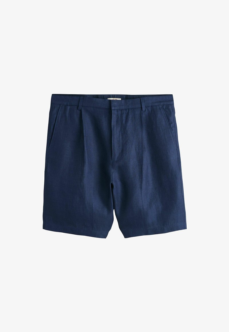 Marineblaue, maßgeschneiderte Shorts mit Fronttaschen, Gürtelschlaufen und verdecktem Reißverschluss, auf weißem Hintergrund dargestellt.